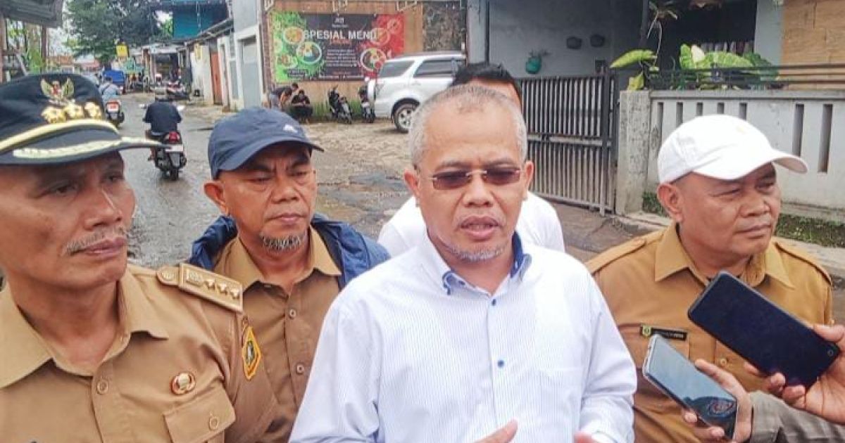 Ketua Komisi IV Anggota DPRD Kabupaten Bersama Camat Dramaga Turun Langsung Ruas Jalan Rusak Antara Dua Wilayah