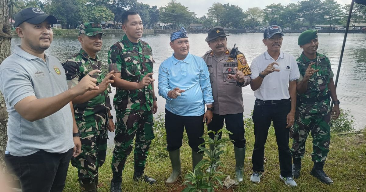 Polsek Cibinong Gelar Kegiatan Penanaman Pohon Hutan Kota di Setu Gedong