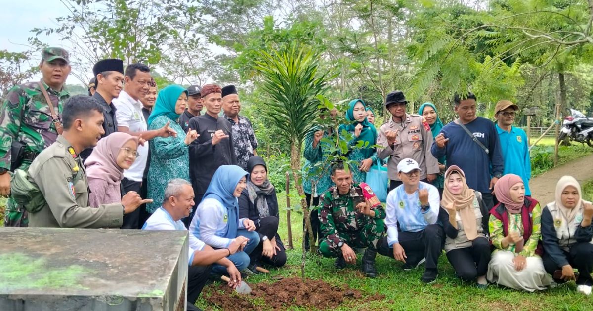 Polsek Rancabungur Gelar Penanaman Pohon Serentak Bertema “Hutan Kota” di Desa Rancabungur