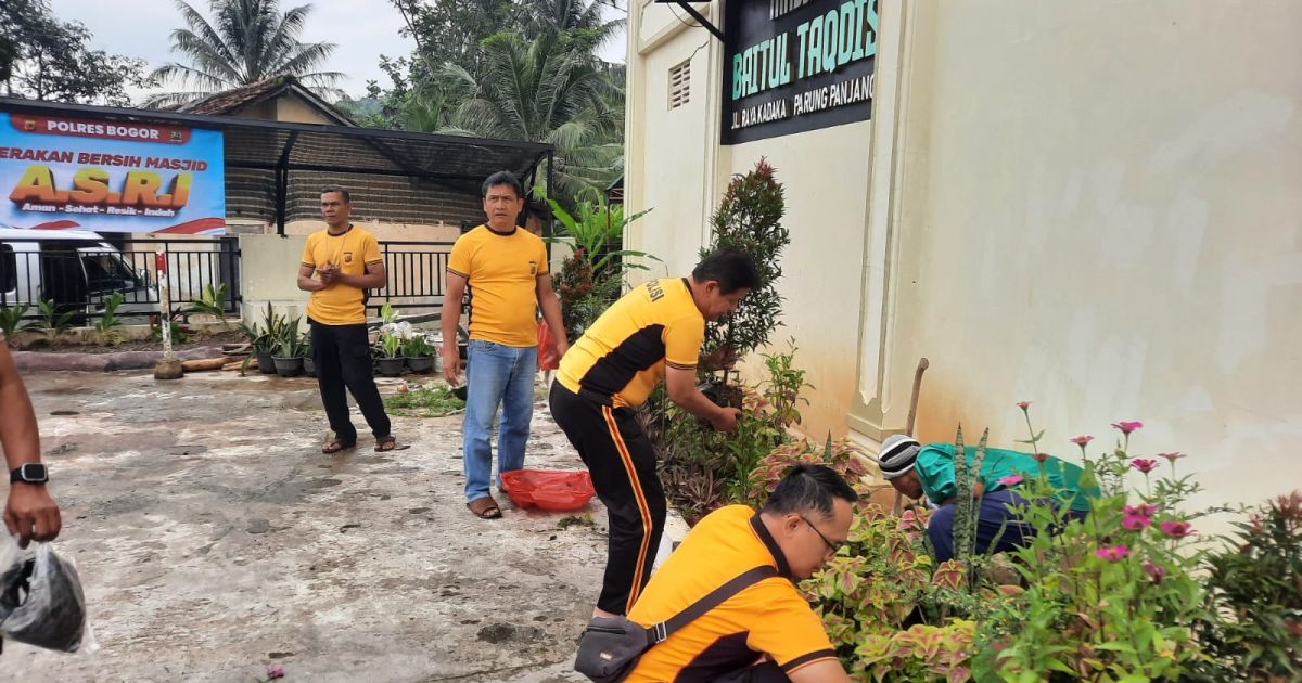Sambut Bulan Suci Ramadhan 1447 H, Polsek Cigudeq Polres Bogor, Laksanakan kegiatan Gerakan Bersih Masjid