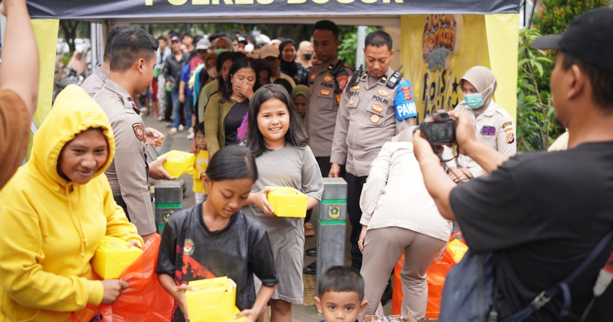 Polres Bogor Bagikan Takjil dan Makan Gratis untuk Masyarakat di Depan Mako