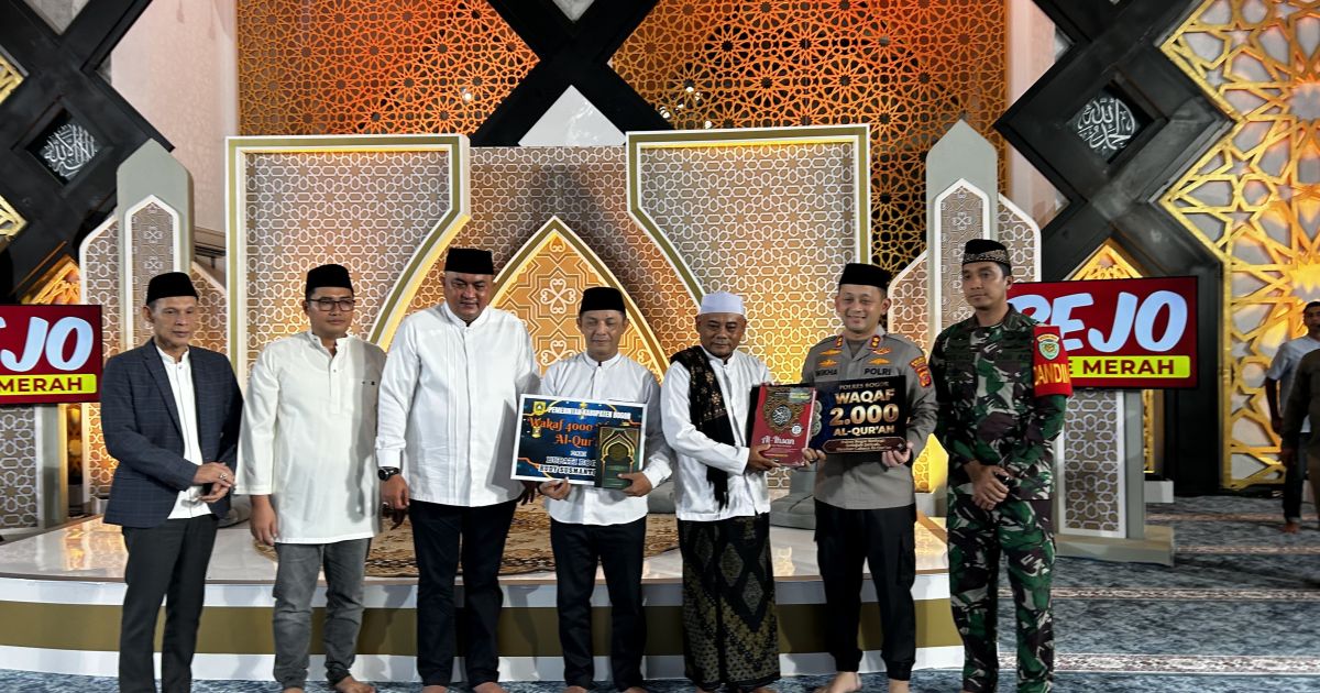 Peringati Nuzulul Quran, Polres Bogor Serahkan 2.000 Al-Quran Waqaf Personel di Acara Tabligh Akbar Masjid Baitul Faizin