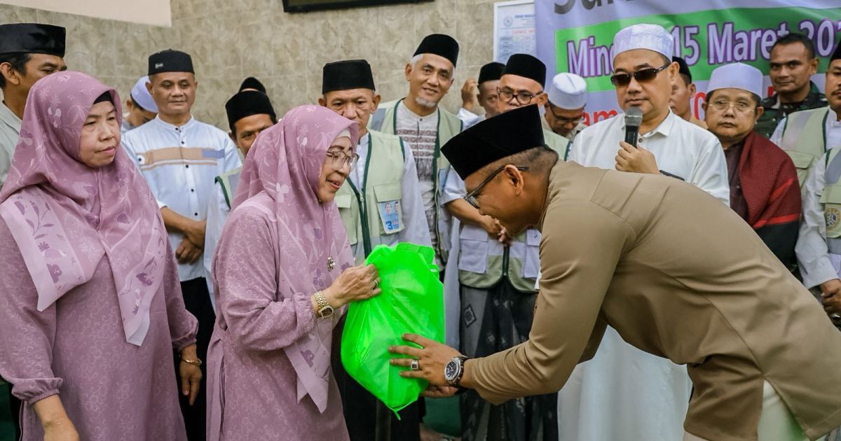 Jenal Mutaqin Serahkan Santunan Yatim dan Dhuafa di Masjid Al Maghfiroh