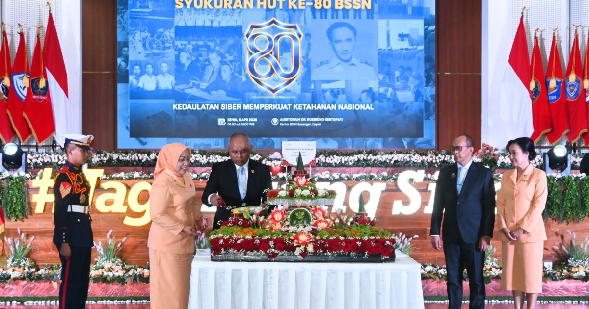 Kepala BSSN, Letjen TNI (Purn.) Nugroho Sulistyo Budi, didampingi istri, memotong tumpeng HUT ke-80 BSSN RI, disaksikan Wakil Kepala BSSN, Komjen Pol. A. Rachmad Wibowo beserta istri, di Auditorium Mayjen TNI dr. Roebiono Kertopati, Kantor BSSN Sawangan, 6 April 2026