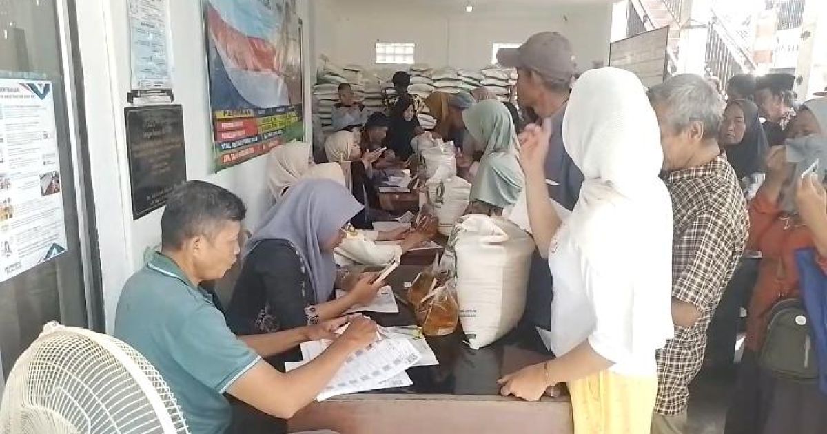 Pemdes Cimanggu 2 Salurkan Sembako untuk 1.199 Warga, Bantu Penuhi Kebutuhan Pokok