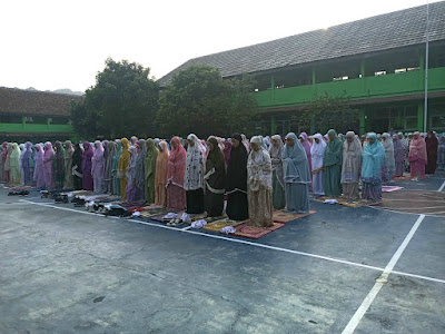 Membangun Karakter Siswa - Siswi SMP Negeri 14  Kota Bogor Melalui  Pembiasaan