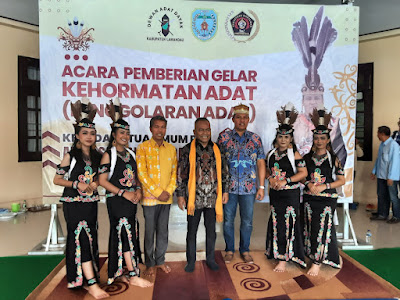 Ketum PWI Pusat Digelari Omas Pena Setia Jaya Lewat Penggolaran Adat Dayak.