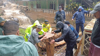 Polsek Cisarua Lakukan Evakuasi Jembatan Alternatif Pasir Ipis yang Putus Akibat Curah Hujan Tinggi
