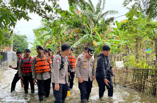Kabid Humas Bersama Tim SAR Sat Brimob Polda Jabar, Hadir di Garis Terdepan, Bantu Masyarakat di Tengah Bencana Banjir