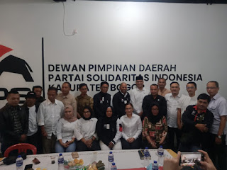 Bara JP Secara Simbolis Serahkan Kadernya Bergabung PSI Bogor