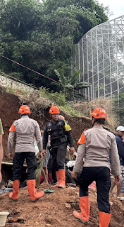 Gerak Cepat Tim SAR Sat Brimob Polda Jabar, Enam Korban Longsor di Cisempur Berhasil Dievakuasi