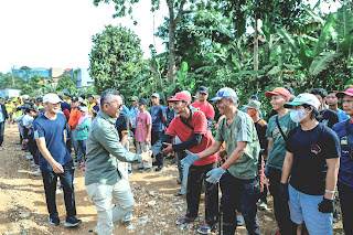 Warga Gotong Royong Angkut Gunungan Sampah di Kedung Waringin