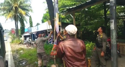 Tak Berizin, Puluhan Spanduk  Ditertibkan Satpol-PP Kecamatan Caringin