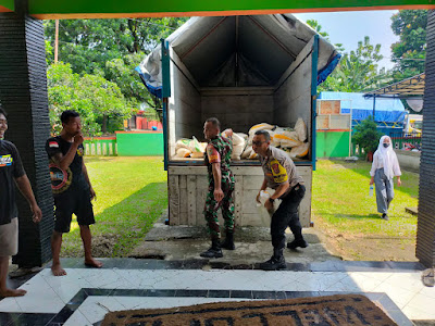 Bantu Turunkan Beras Bansos Dari Kemensos 