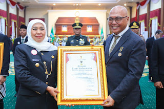 Ketua Umum PWI Pusat Akhmad Munir Terima Lencana Kehormatan “Jer Basuki Mawa Beya” dari Gubernur Jatim