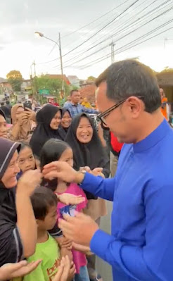 Ngabuburit Ala Bima Arya Borong dan Bagikan Takjil