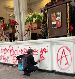 Aksi Demonstrasi di-Komplek Balaikota Bogor Diwarnai dengan Aksi Vandalisme Pada Bangunan Cagar Budaya