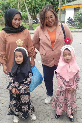 SI CANTIK kembar, Viona & Vioni tampak gembira. Keduanya sejak pagi sudah didandani mamanya. Maklum mau ke rumah Bupati.