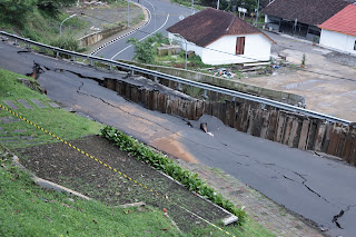 Akses Jalan Batutulis Ditutup Akibat Longsor