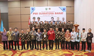 Ketua Umum PWI Pusat Lantik Basril Basyar sebagai Ketua PWI Sumbar