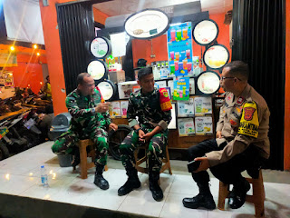 Bersinergi Bhabinkamtibmas Polsek Ciomas Dan Babinsa Koramil Ciomas. Sambang Desa Kotabatu Kecamatan Ciomas Pemantauan Situasi Kamtibmas