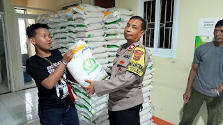 Bhabinkamtibmas Desa Kota Batu Pantau Pembagian Beras Dari Kemensos RI
