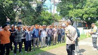 Bhabinkamtibmas Desa Kota Batu Berikan Pengarahan Linmas Jelang Pilkada