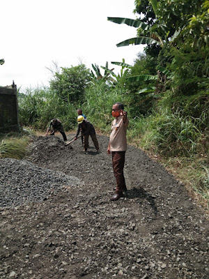 Juandi Rachmadja SE. Lurah Cilendek Barat Tinjau Betonisasi Jalan RW 12 Dengan Padat Karya