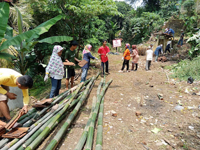 Betonisasi Jalan RW 12 Dengan Padat Karya