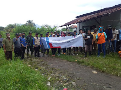 Masyarakat Yang Tergabung Dalam Program Padat Karya Mulai Menggarap Bersihkan Kali Pakancilan