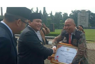 Peringati Hari Pahlawan, Pj.Bupati Bogor Berikan Piagam Penghargaan kepada Dedi Supriyadi Sebagai Pahlawan Masa Kini