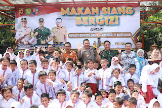 Kapolresta Bogor Kota bersama Dandim 0606 Kota Bogor dan PJ Walikota Bogor Berbagi Makan Bergizi dan Susu Gratis