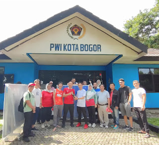 Dukung Wartawan Berolahraga, Dispora Beri Bantuan Tenis Meja ke PWI Kota Bogor 