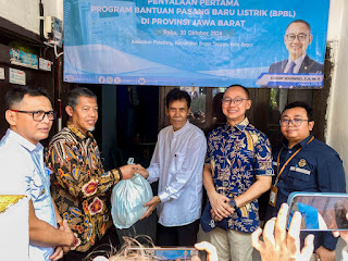 Warga Paledang Terima Bantuan Program Sambungan Listrik Gratis