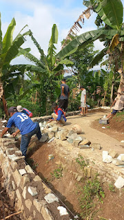 Warga Kp. Cisogom RW.  07 Kerjabakti Bangun Jalan Lingkungan