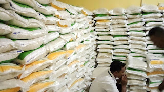 Pembagian Beras Bantuan Pangan oleh Pemerintah Desa