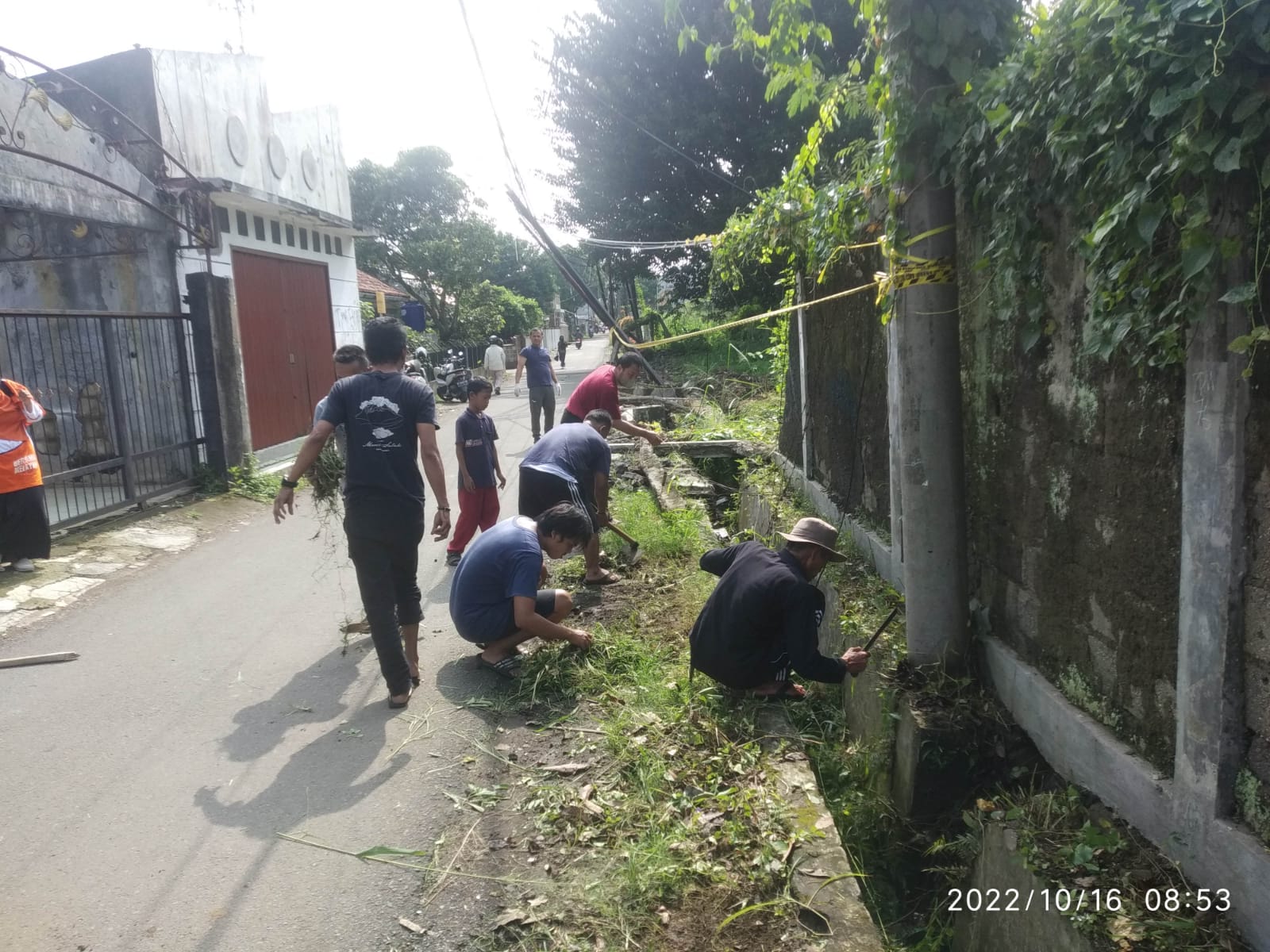 Lurah Ciwaringin Ajak Warga Bersihkan Lingkungan
