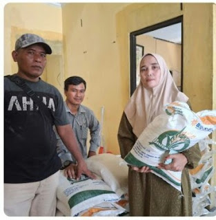 Pemerintah Desa Cipambuan Salurkan Bantuan Beras Bulog 10 Kg   