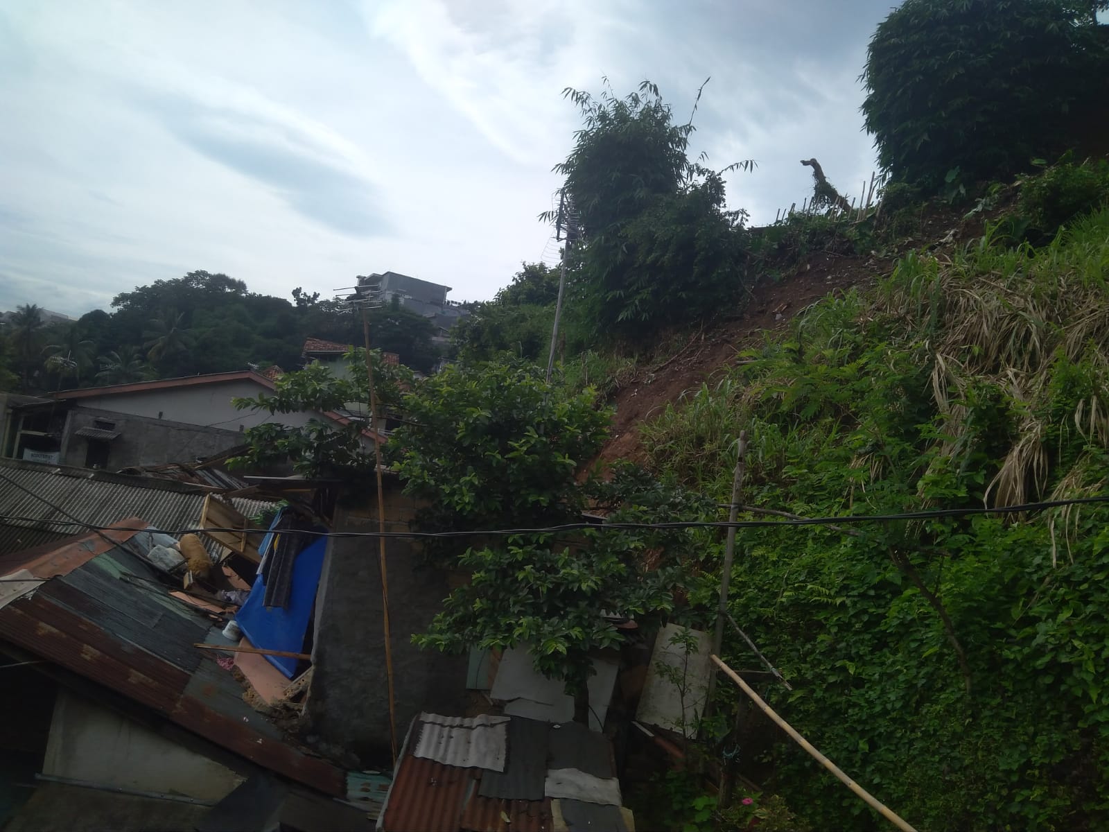 Hujan dengan Intensitas Tinggi Akibatkan Tanah Longsor