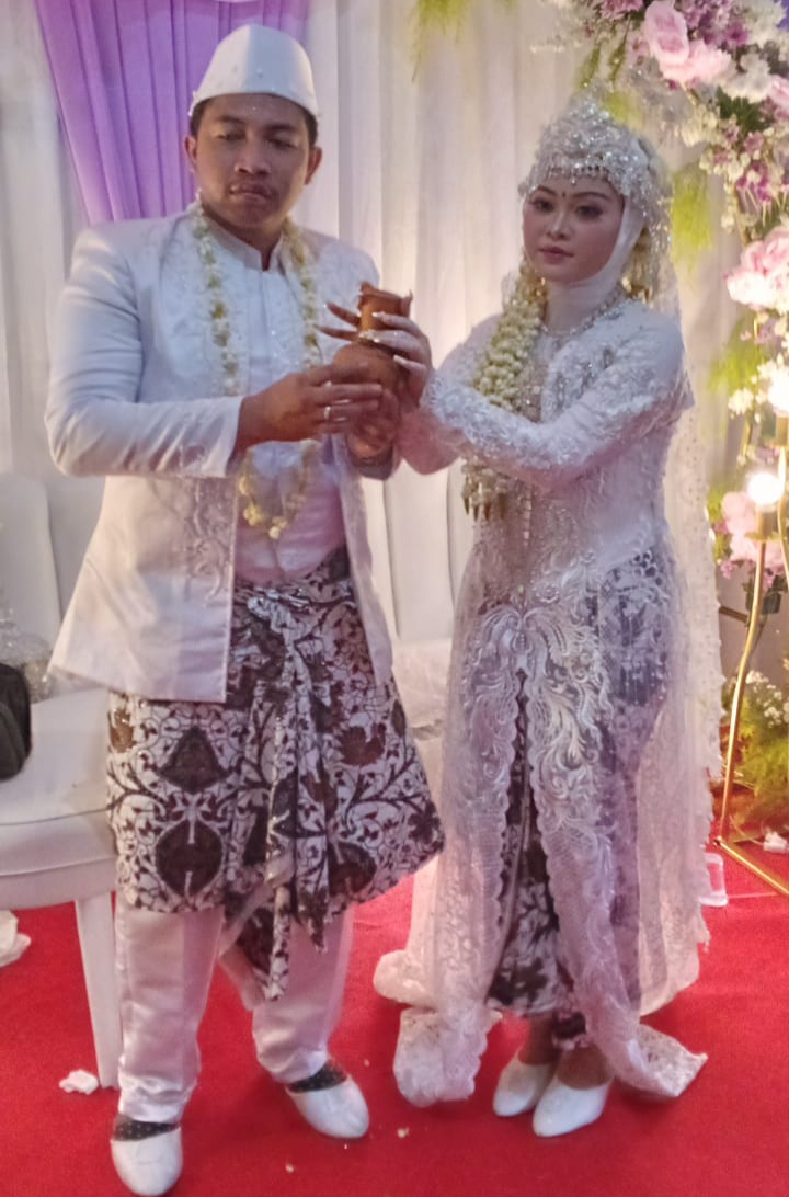 Cucu Mahmud Jawas Pemred ARN Gelar Pernikahan dengan Resepsi Adat Sunda