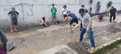 Peduli Lingkungan Masyarakat Rw. 11 Kerja Bakti Tambal Sulam Jl. Balitvet