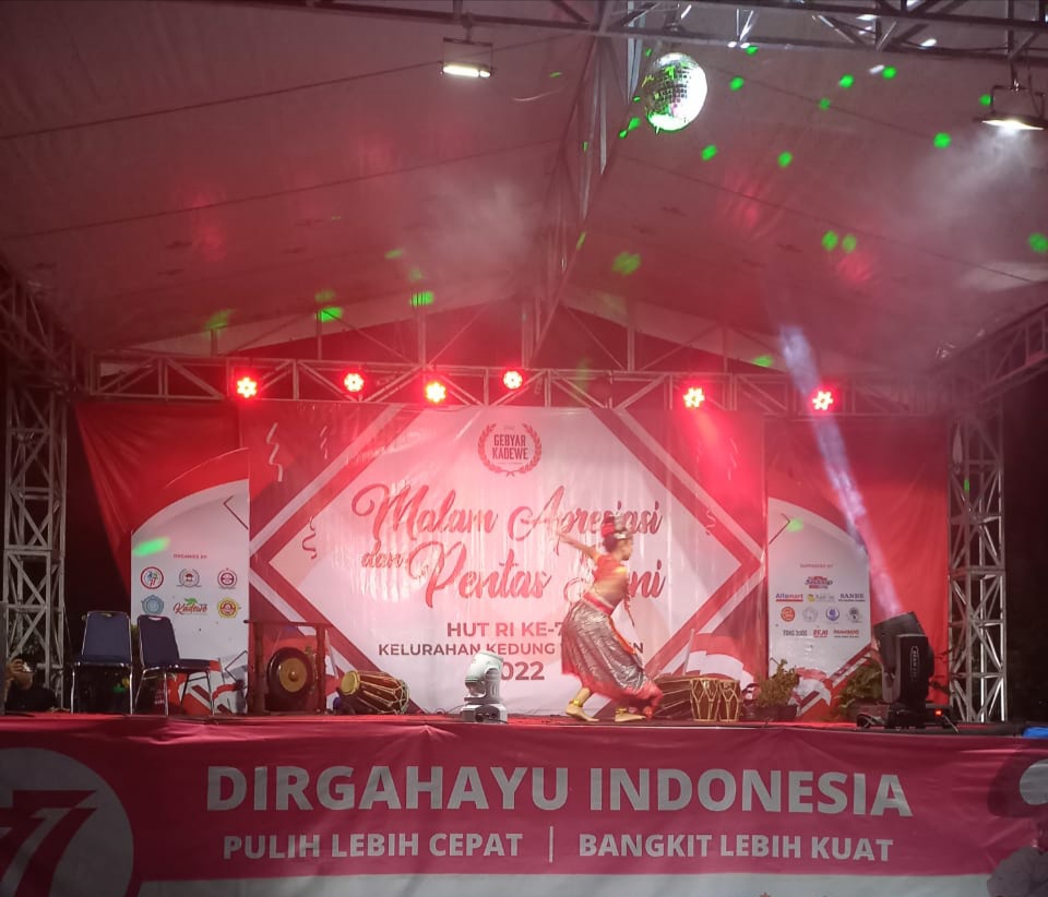 Tari Jaipong Meriahkan Malam Apresiasi dan Pentas Seni HUT RI ke-77 Kelurahan Kedung Waringin