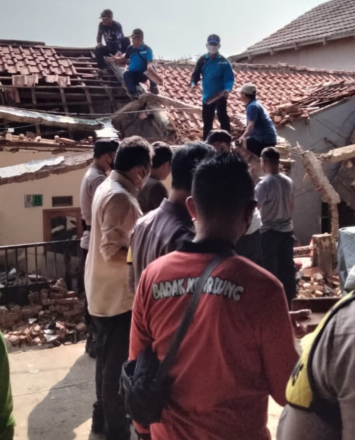 Tembok Pool Bus di Kelurahan Tanah Sareal Roboh