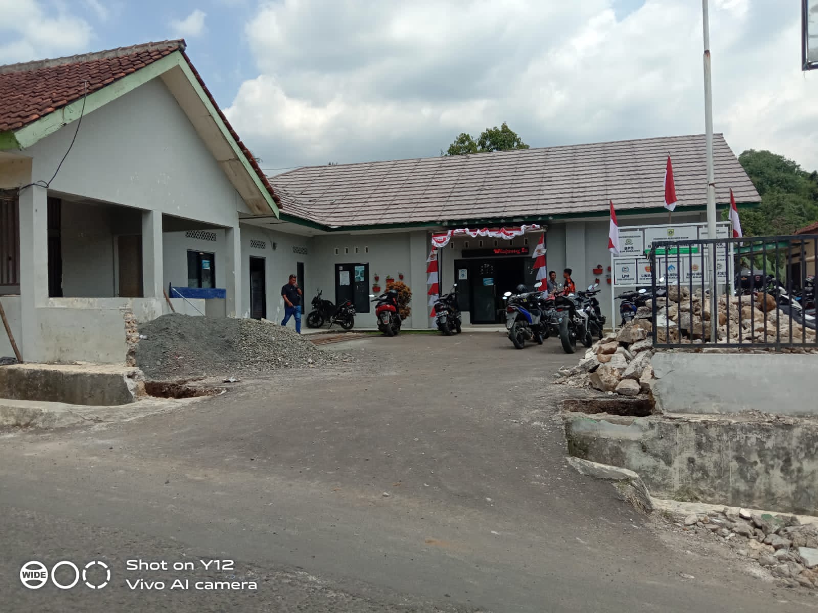 Anggaran Dana Banprov, Pemdes Sukajaya Renovasi Kantor Desa