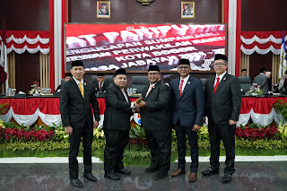 Atang Trisnanto Serahkan Palu Pimpinan ke Adityawarman 