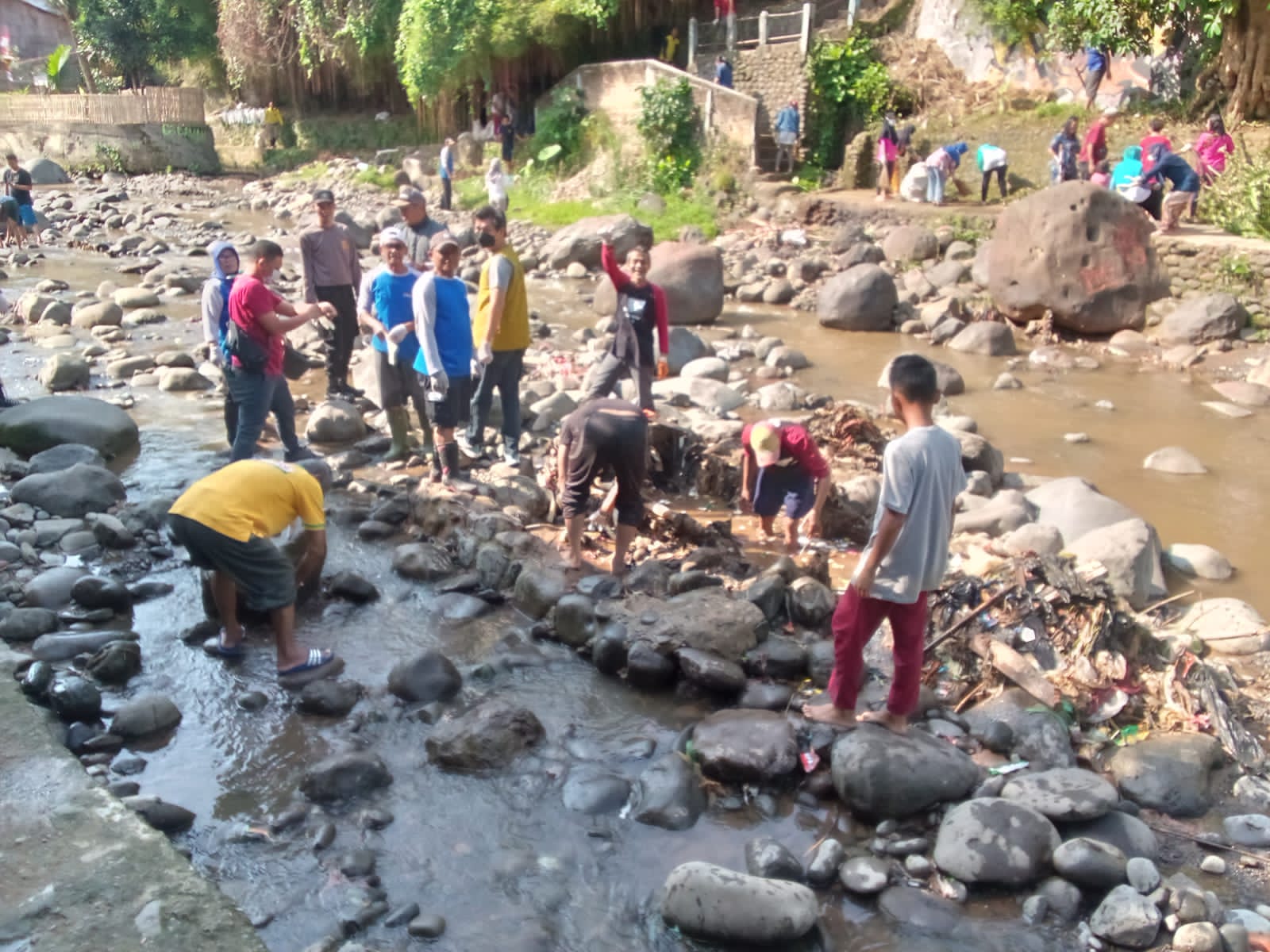 Gotong-Royong Bersihkan Kali Ciliwung