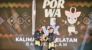 PWI Anugerahi Gubernur Paman Birin Penghargaan Kepala Daerah Peduli Olahraga