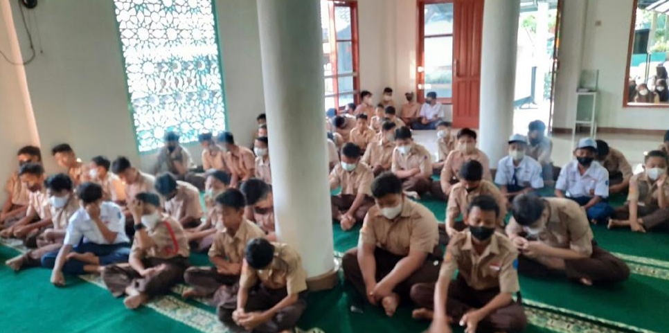 Muharram Bulan Mulia, SMP Negeri 13 Kota Bogor Santuni Anak Yatim