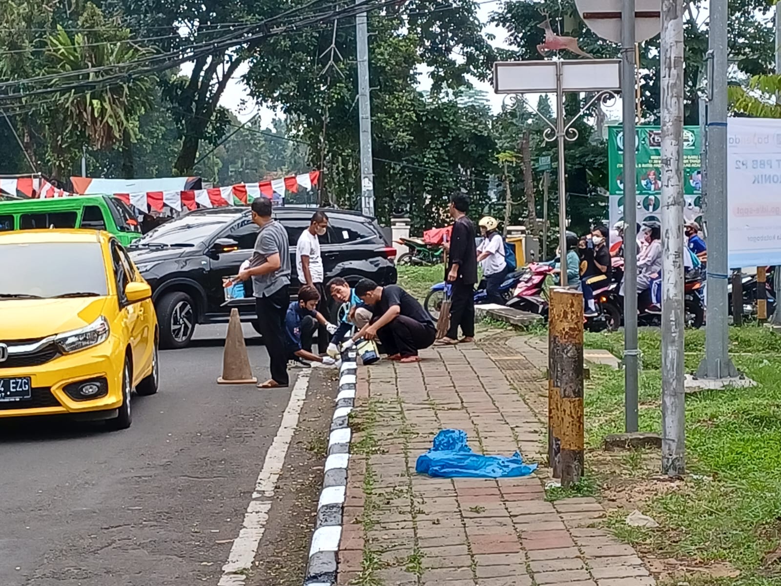 Lurah Ciwaringin Percantik Lingkungan Kantor dan Trotoar Jl. R.E Martadinata