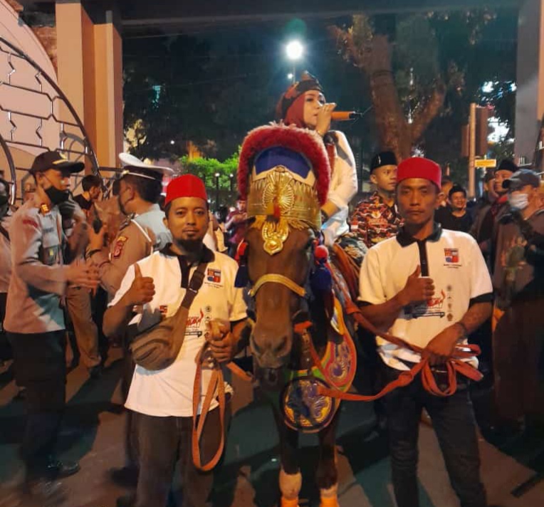 Aulia AP, S.E., Peserta Berkuda Meriahkan Pawai Obor 1 Muharram 1444 H